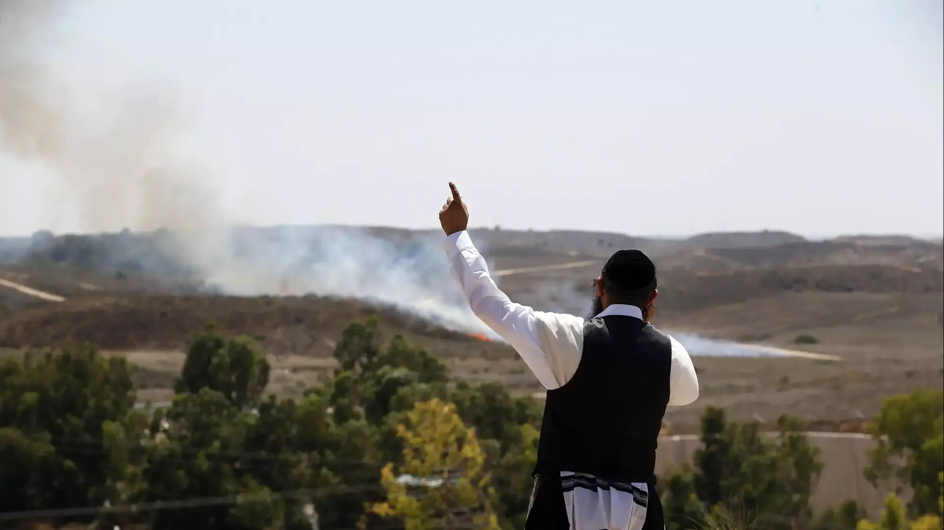 אדם ליד שריפה שנגרמה מנפילת רקטה באזור שדרות, מבצע "צוק איתן", יולי 2014 אדם ליד שריפה שנגרמה מנפילת רקטה באזור שדרות, מבצע "צוק איתן", יולי 2014