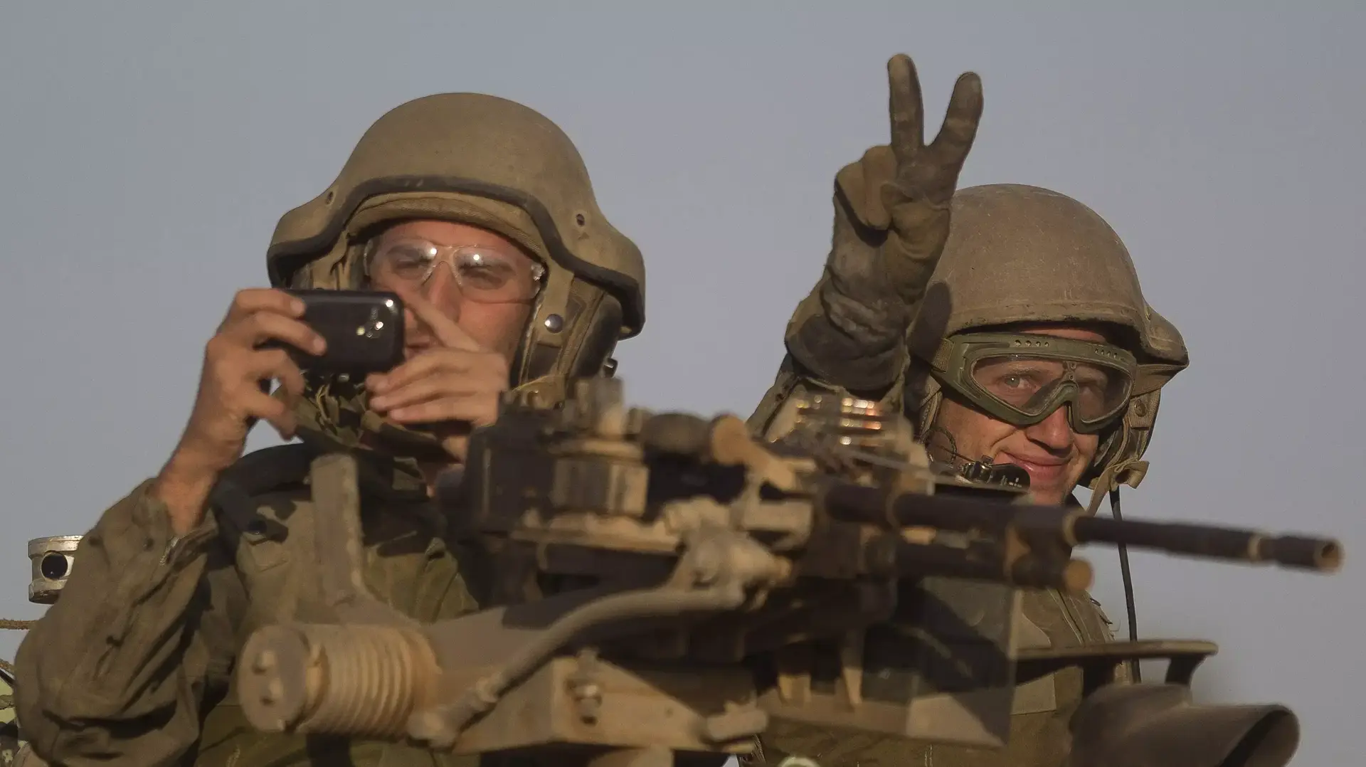חיילי צה"ל מחוץ לרצועת עזה, מבצע "צוק איתן", יולי 2014 חיילי צה"ל מחוץ לרצועת עזה, מבצע "צוק איתן", יולי 2014