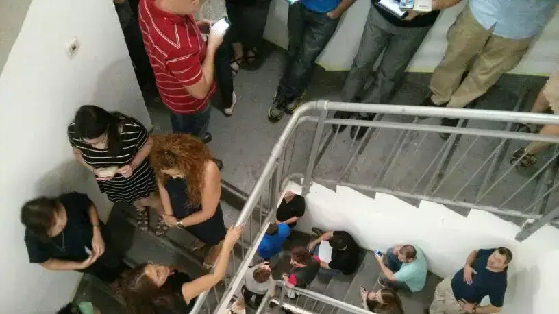 מדרגות מגדלי עזריאלי בזמן אזעקה בתל אביב, יולי 2014 מדרגות מגדלי עזריאלי בזמן אזעקה בתל אביב, יולי 2014