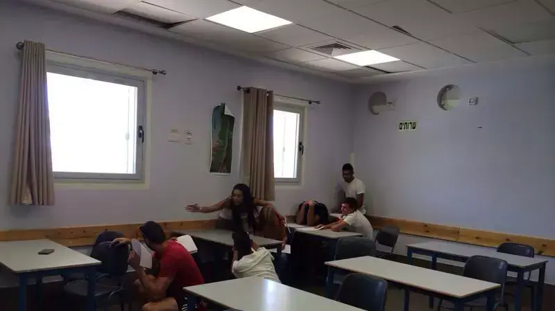 אזעקה בתיכון שער הנגב בזמן בחינת הבגרות במתמטיקה. יולי 2014 אזעקה בתיכון שער הנגב בזמן בחינת הבגרות במתמטיקה. יולי 2014
