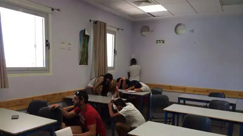 אזעקה בתיכון שער הנגב בזמן בחינת הבגרות במתמטיקה. יולי 2014 אזעקה בתיכון שער הנגב בזמן בחינת הבגרות במתמטיקה. יולי 2014