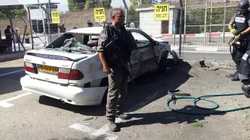 נפילת רקטה בחניה של מוסד חינוכי בשער הנגב. יולי 2014 נפילת רקטה בחניה של מוסד חינוכי בשער הנגב. יולי 2014