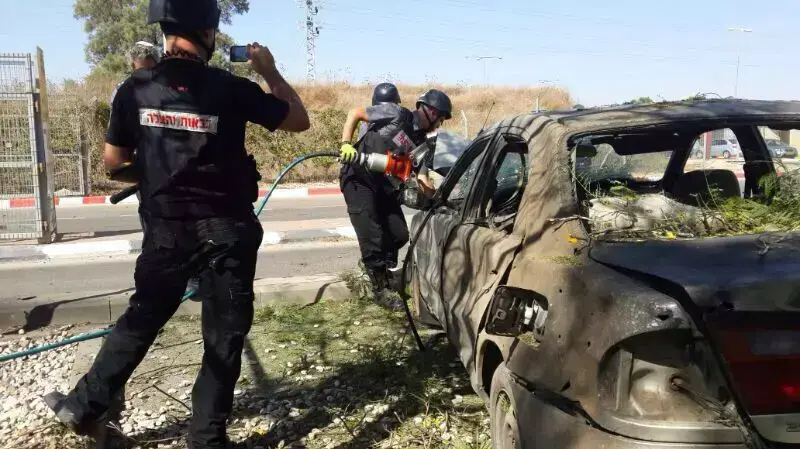 נפילת רקטה בחניה של מוסד חינוכי בשער הנגב. יולי 2014 נפילת רקטה בחניה של מוסד חינוכי בשער הנגב. יולי 2014