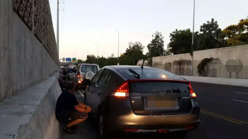אנשים תופסים מחזה באזעקה בגוש דן, יולי 2014 אנשים תופסים מחזה באזעקה בגוש דן, יולי 2014