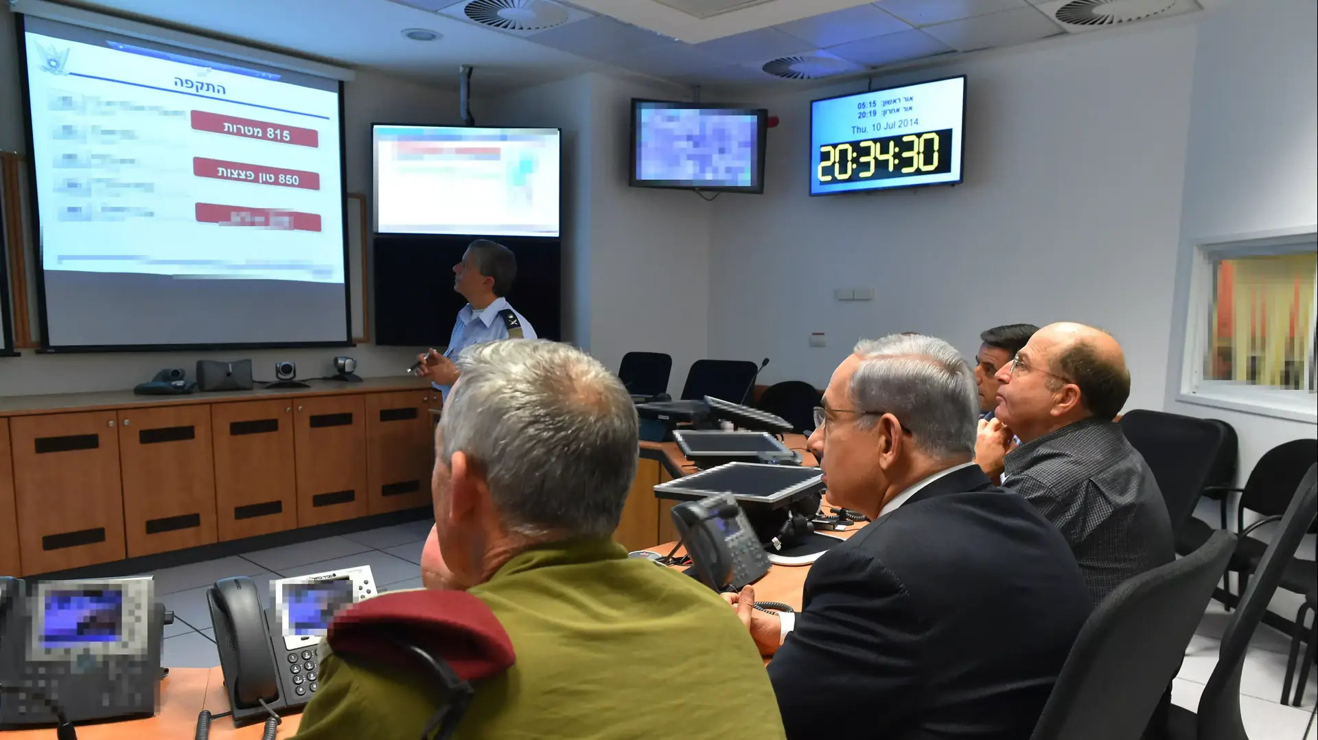 ראש הממשלה, בנימין נתניהו, שר הביטחון, משה (בוגי) יעלון והרמטכ"ל, רא"ל בני גנץ בביקור בבור של חיל האוויר עם נתוני התקיפות המציגים להם עד כה