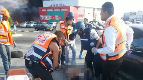 פצוע בתחנת הדלק באשדוד לאחר נפילת הרקטה, יולי 2014 פצוע בתחנת הדלק באשדוד לאחר נפילת הרקטה, יולי 2014