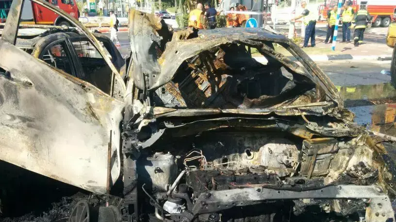 מכונית שרופה לאחר נפילת רקטה בתחנת דלק באשדוד, יולי 2014 מכונית שרופה לאחר נפילת רקטה בתחנת דלק באשדוד, יולי 2014
