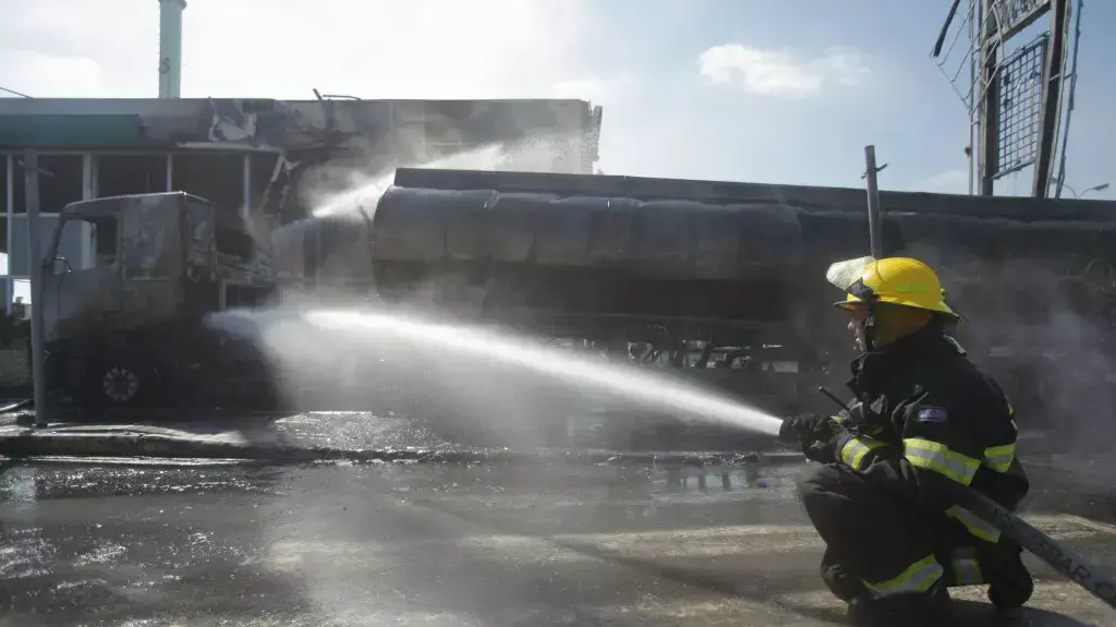 זירת נפילת הרקטה בתחנת דלק באשדוד, יולי 2014 זירת נפילת הרקטה בתחנת דלק באשדוד, יולי 2014