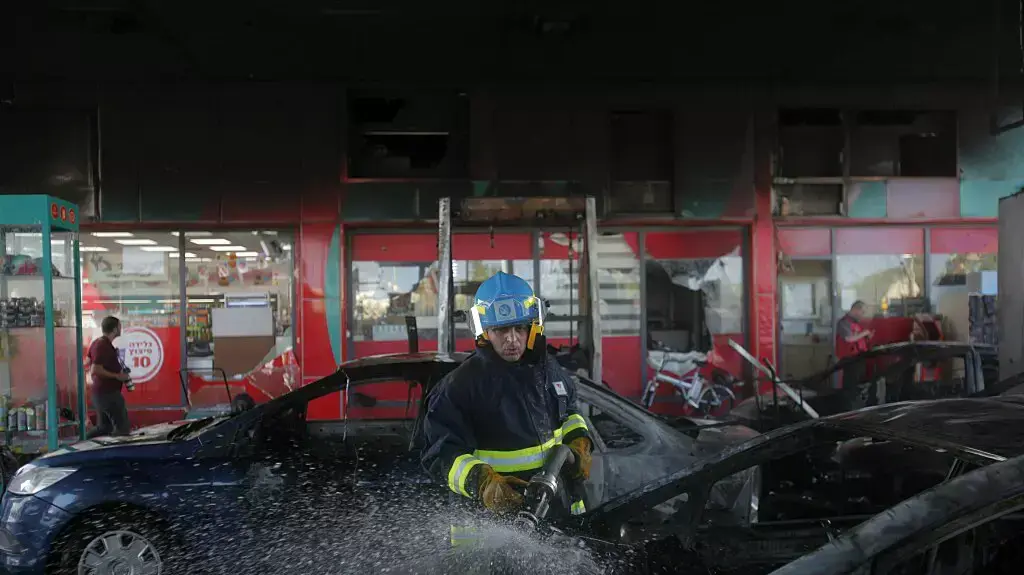 זירת נפילת הרקטה בתחנת דלק באשדוד, יולי 2014 זירת נפילת הרקטה בתחנת דלק באשדוד, יולי 2014