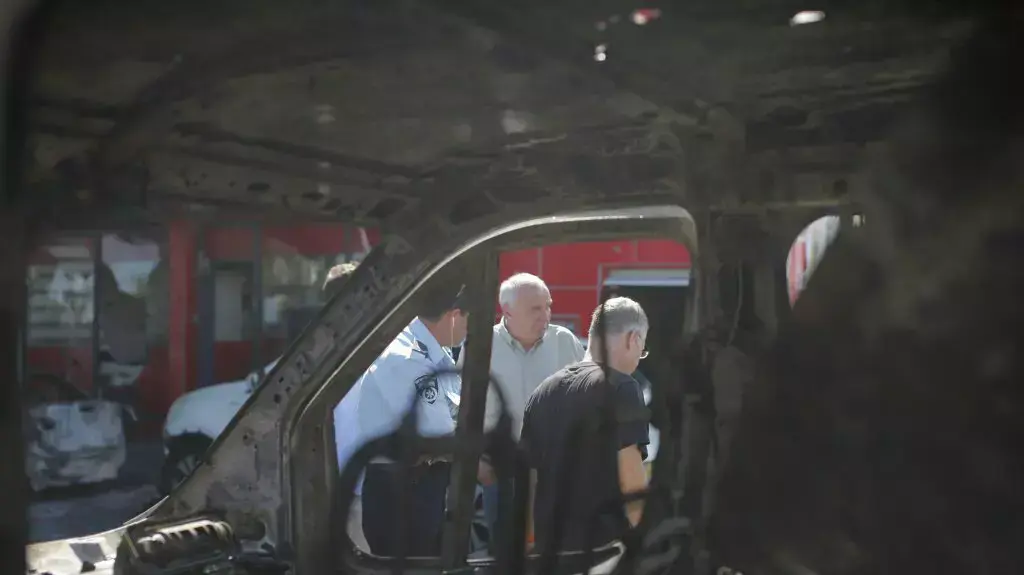 אהרונוביץ' בזירת נפילת הרקטה בתחנת דלק באשדוד, יולי 2014 אהרונוביץ' בזירת נפילת הרקטה בתחנת דלק באשדוד, יולי 2014