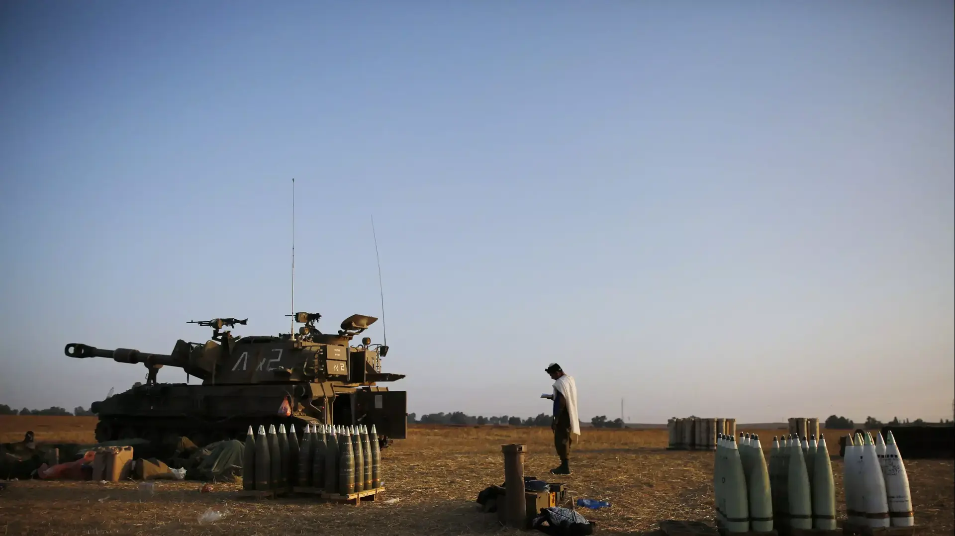 חייל מתפלל בשטח לקראת מבצע קרקעי ברצועת עזה, יולי 2014
