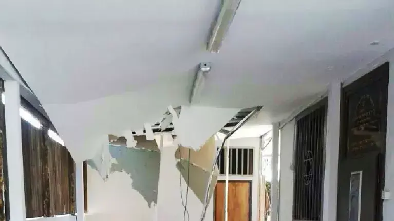 צילום של רסיסי כתוצאה מיירוט רקטה. התמונה צולמה בבית כנסת בנמל תל אביב. קרדיט: משרד הביטחון מחוז דן צילום של רסיסי כתוצאה מיירוט רקטה. התמונה צולמה בבית כנסת בנמל תל אביב. קרדיט: משרד הביטחון מחוז דן