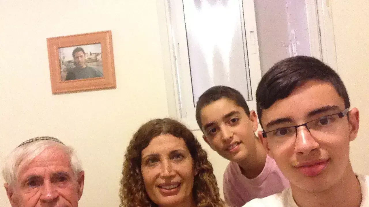 עמית אבקסיס, בן 11 משדרות, כותב לחברים בתל אביב בעקבות מבצע "צוק איתן", יולי 2014 עמית אבקסיס, בן 11 משדרות, כותב לחברים בתל אביב בעקבות מבצע "צוק איתן", יולי 2014