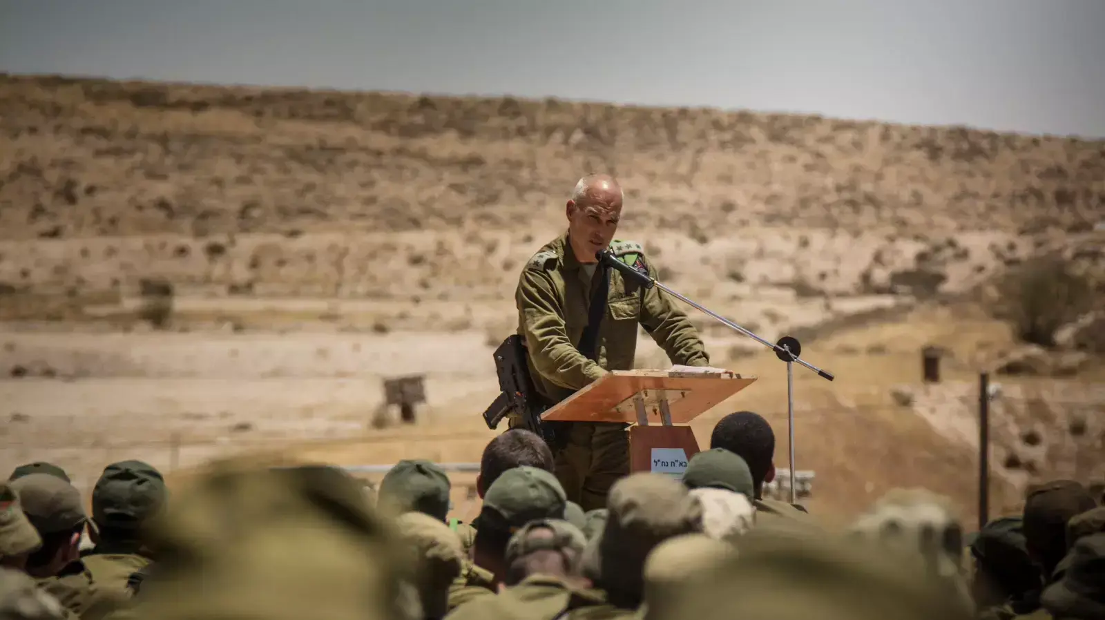 מפקד חטיבת הנח"ל אלוף-משנה אורי גורדין בתדריך ללוחמי החטיבה, יולי 2014 מפקד חטיבת הנח"ל אלוף-משנה אורי גורדין בתדריך ללוחמי החטיבה, יולי 2014