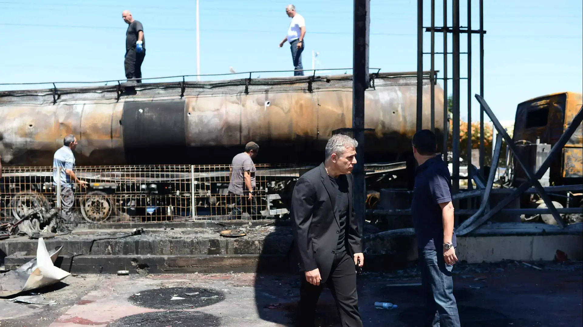 יאיר לפיד ביקר בזירת נפילת רקטה באשדוד יאיר לפיד ביקר בזירת נפילת רקטה באשדוד