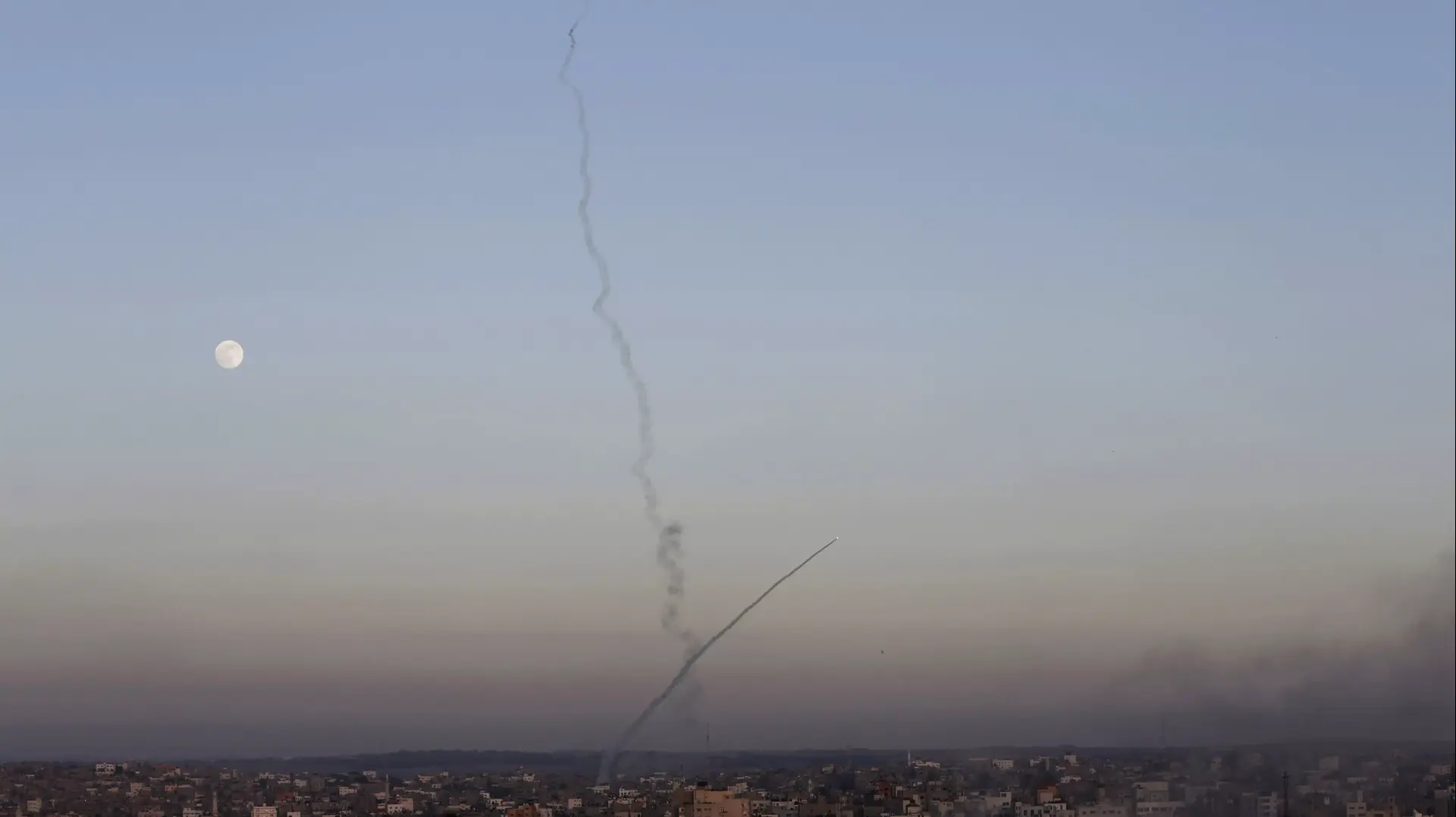 עשן מיתמר מתקיפת צה"ל ברצועת עזה במקביל לשיגור רקטה לעבר ישראל. 11 ביולי 2014 עשן מיתמר מתקיפת צה"ל ברצועת עזה במקביל לשיגור רקטה לעבר ישראל. 11 ביולי 2014