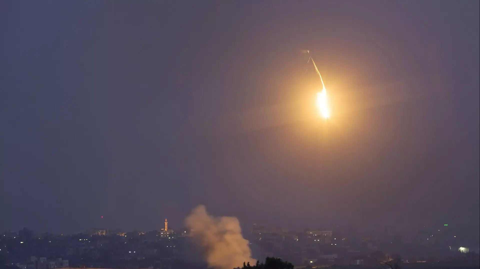 פצצות תאורה בשמי צפון רצועת עזה. 11 ביולי 2014 פצצות תאורה בשמי צפון רצועת עזה. 11 ביולי 2014