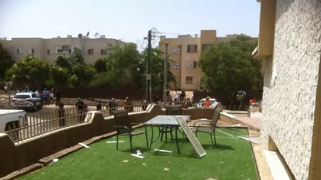 רקטה פגעה בכביש בנתיבות וגרמה נזק לבית. 12 ביולי 2014 רקטה פגעה בכביש בנתיבות וגרמה נזק לבית. 12 ביולי 2014