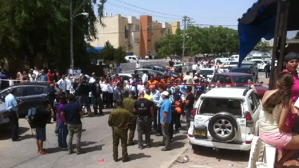 רקטה פגעה בכביש בנתיבות וגרמה נזק לבית. 12 ביולי 2014 רקטה פגעה בכביש בנתיבות וגרמה נזק לבית. 12 ביולי 2014