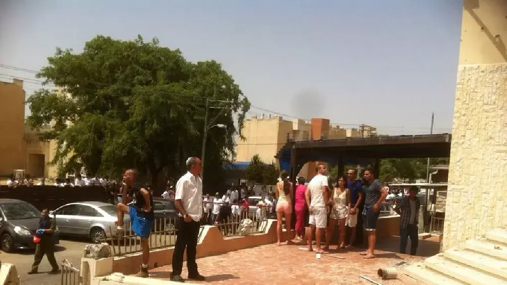 רקטה פגעה בכביש בנתיבות וגרמה נזק לבית. 12 ביולי 2014 רקטה פגעה בכביש בנתיבות וגרמה נזק לבית. 12 ביולי 2014