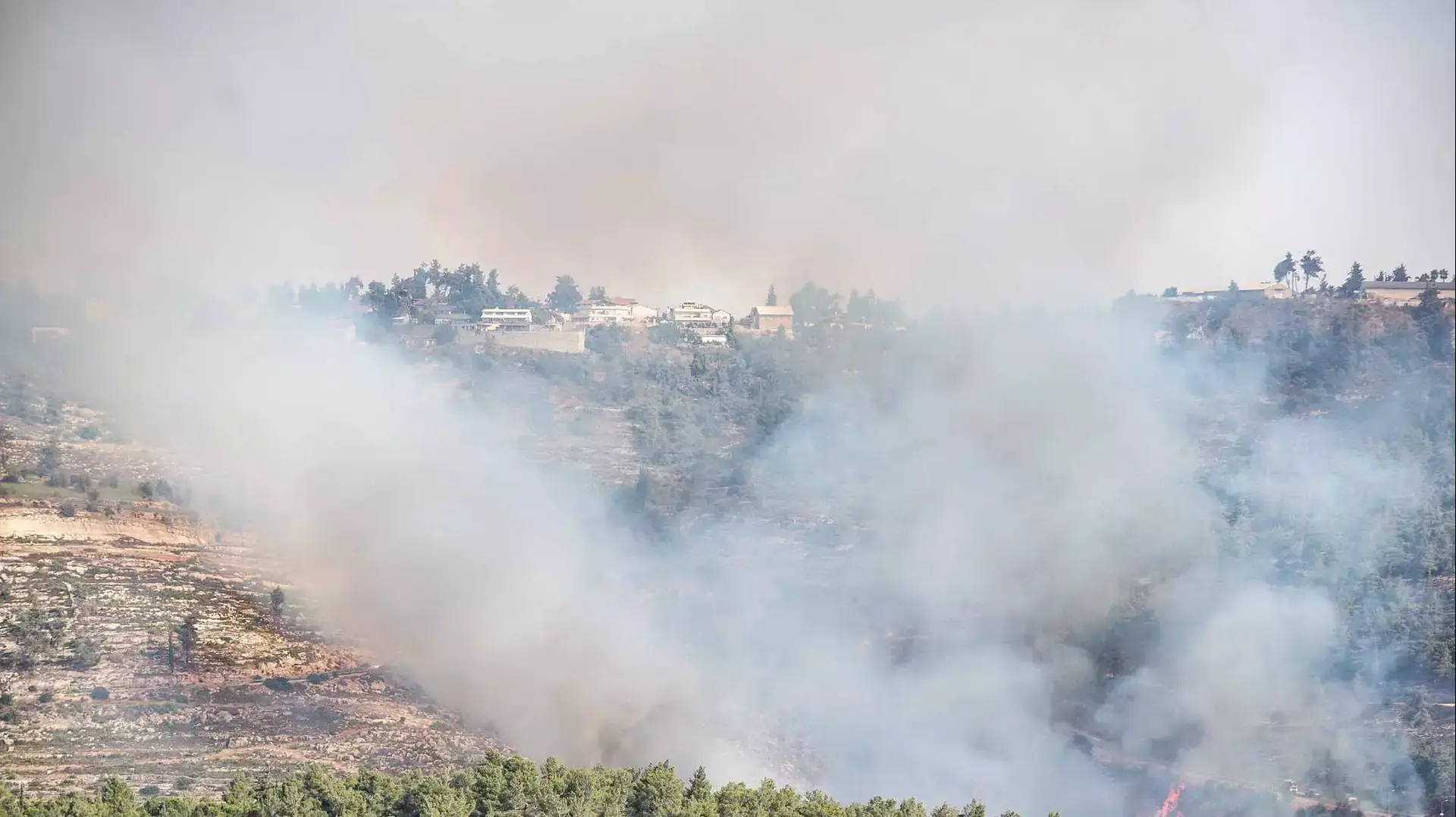 שריפה פרצה באבן ספיר סמוך לירושלים, בתים פונו, יולי 2014 שריפה פרצה באבן ספיר סמוך לירושלים, בתים פונו, יולי 2014