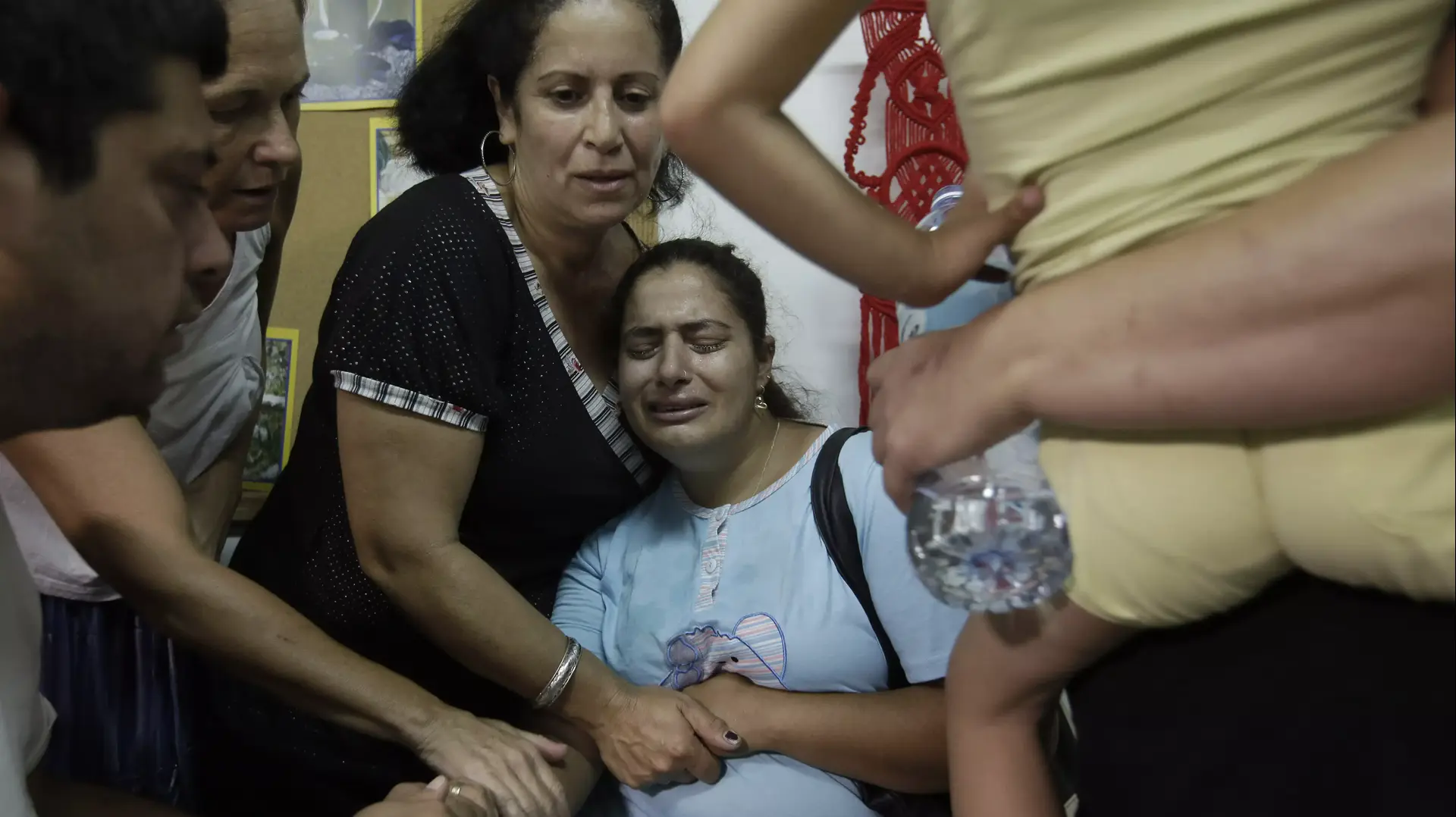 תושבי באר שבע מתפנים למרחב מוגן בעת אזעקה, מבצע צוק איתן, יולי 2014 תושבי באר שבע מתפנים למרחב מוגן בעת אזעקה, מבצע צוק איתן, יולי 2014