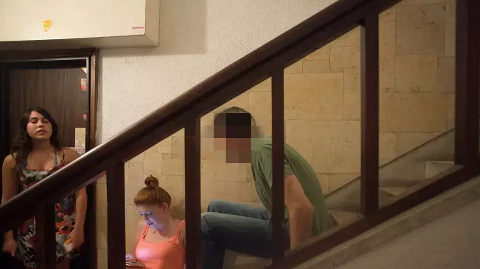 חדר מדרגות ובר בתל אביב בזמן אזעקה חדר מדרגות ובר בתל אביב בזמן אזעקה