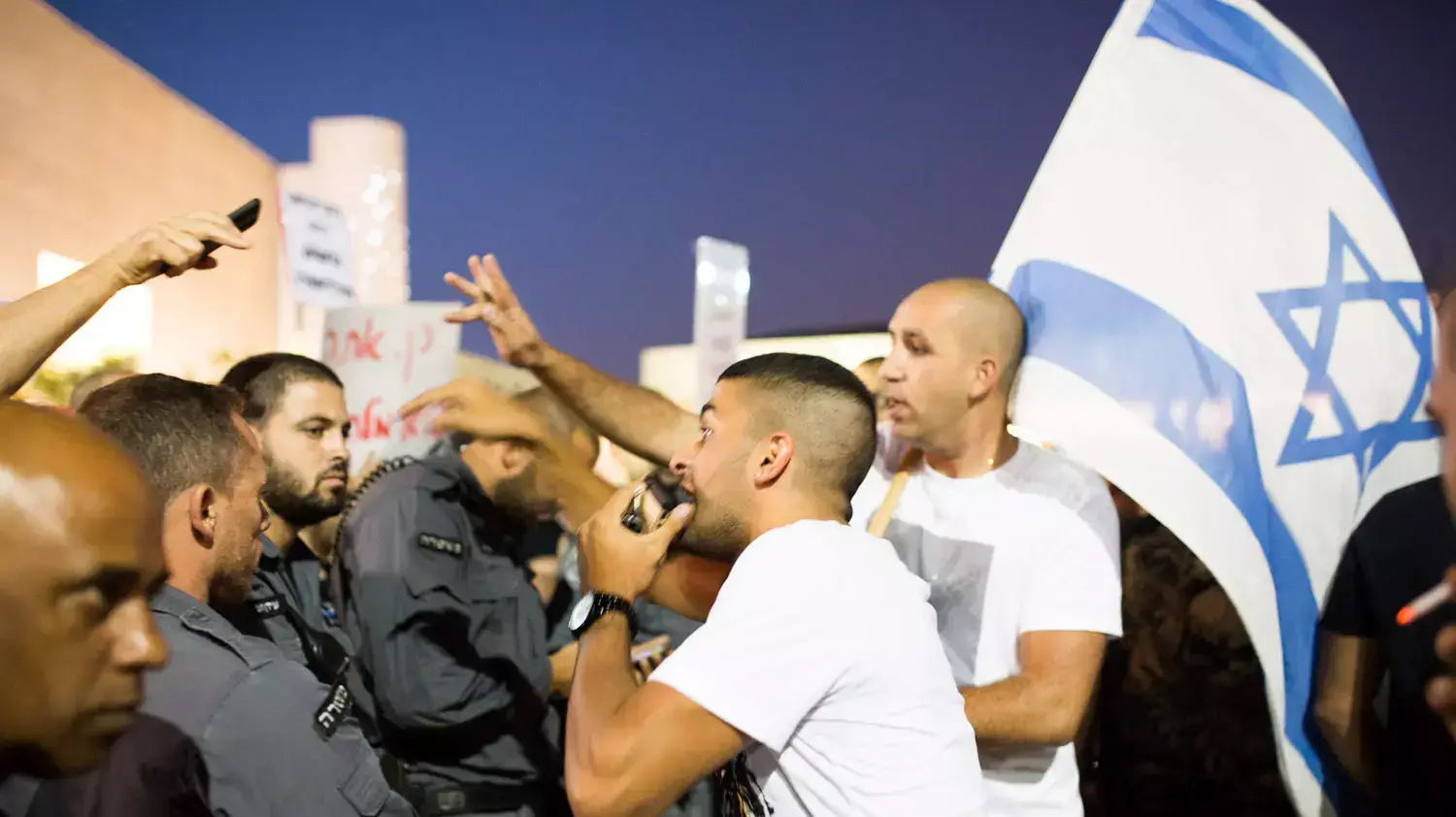 הפגנת ימין במרכז תל אביב במהלך מבצע צוק איתן 12 ביולי 2014 הפגנת ימין במרכז תל אביב במהלך מבצע צוק איתן 12 ביולי 2014