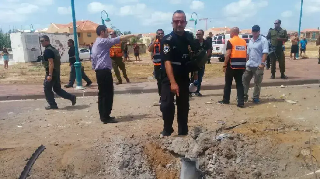 רקטה התפוצצה בשטח פתוח במועצה האזורית חוף אשקלון, יולי 2014 רקטה התפוצצה בשטח פתוח במועצה האזורית חוף אשקלון, יולי 2014