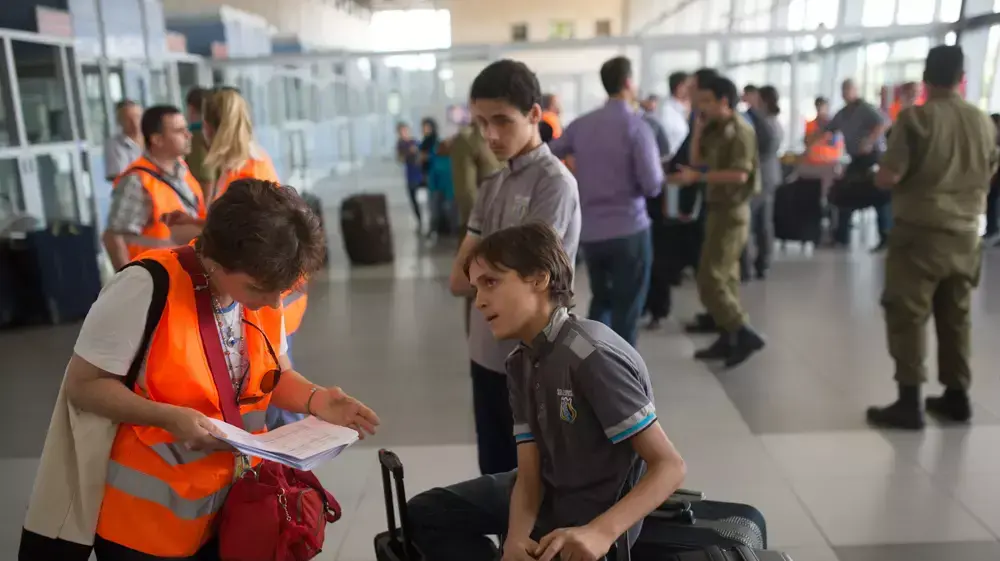 מאות אזרחים זרים ומבקרים עזבו את רצועת עזה דרך מחסום ארז בגלל המצב הביטחוני, יולי 2014 מאות אזרחים זרים ומבקרים עזבו את רצועת עזה דרך מחסום ארז בגלל המצב הביטחוני, יולי 2014