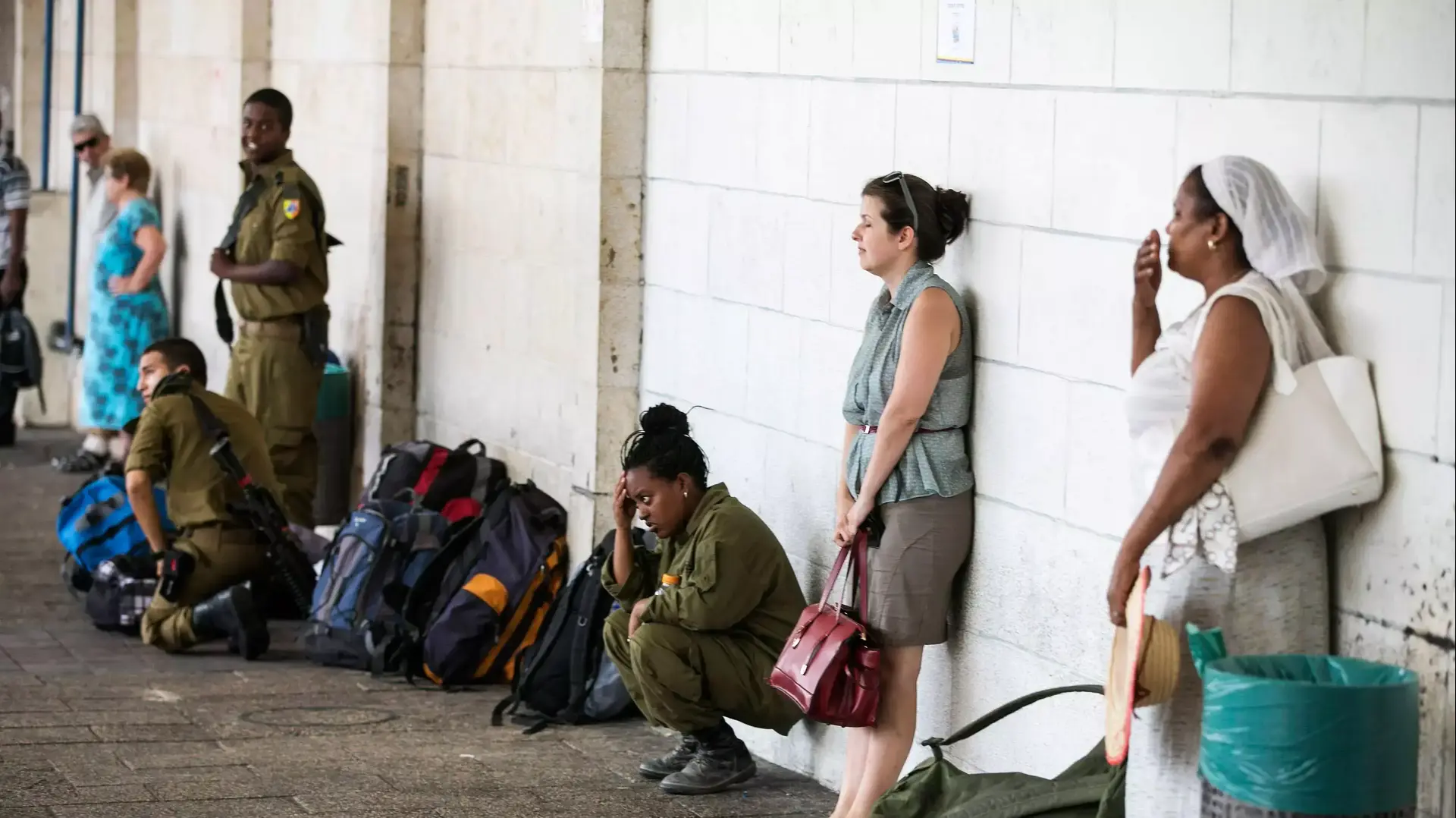 אזרחים מסתתרים בעת אזעקה באשקלון, מבצע צוק איתן, יולי 2014 אזרחים מסתתרים בעת אזעקה באשקלון, מבצע צוק איתן, יולי 2014