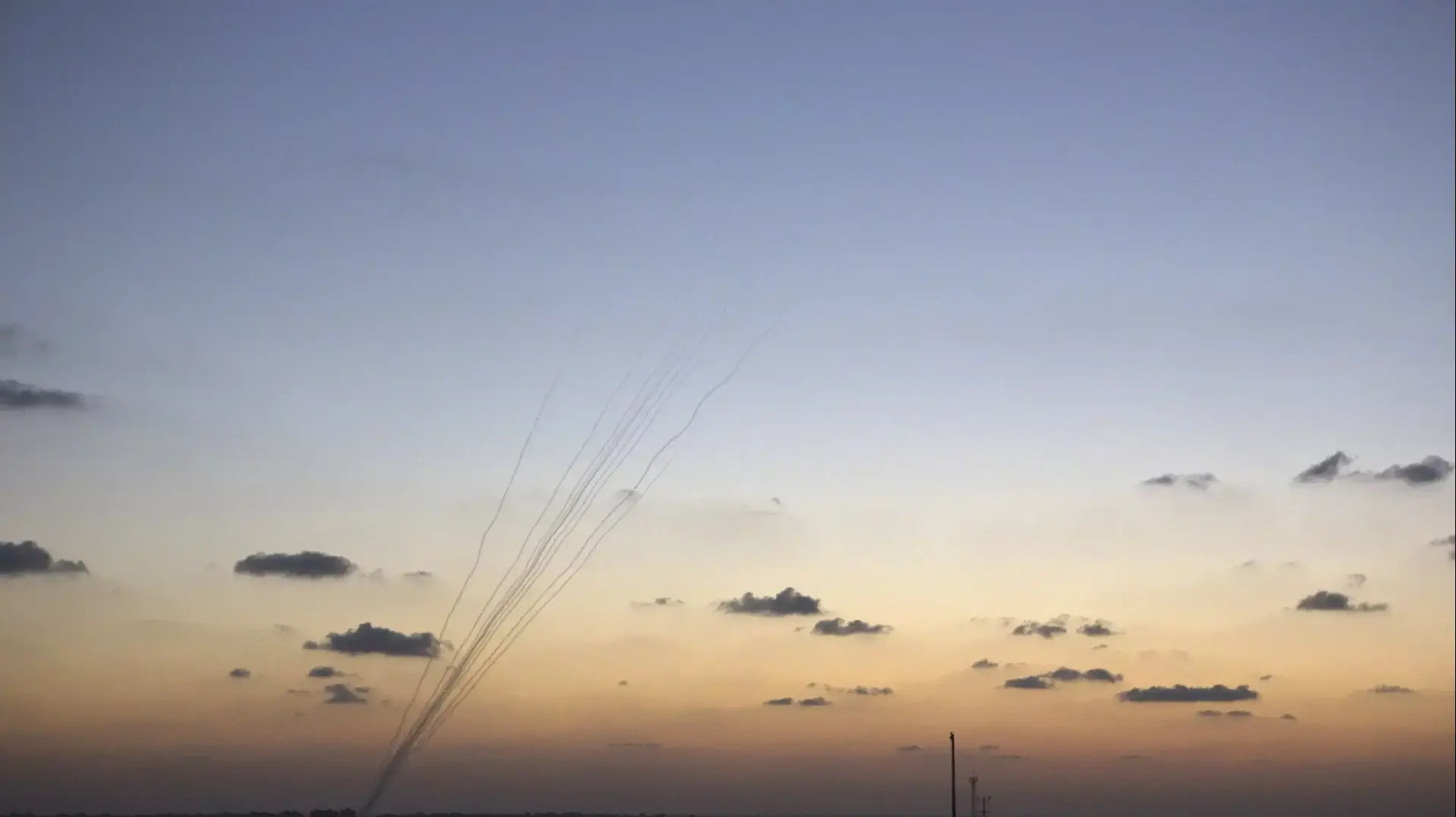 שובלי עשן משיגורי רקטות מעל רצועת עזה, מבצע צוק איתן, יולי 2014 עזה, צוק איתן, חמאס שובלי עשן משיגורי רקטות מעל רצועת עזה, מבצע צוק איתן, יולי 2014 עזה, צוק איתן, חמאס