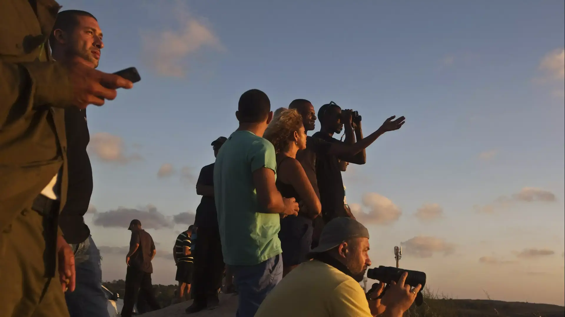 ישראלים צופים ביירוטי כיפת ברזל 13 ביולי 2014 ישראלים צופים ביירוטי כיפת ברזל 13 ביולי 2014