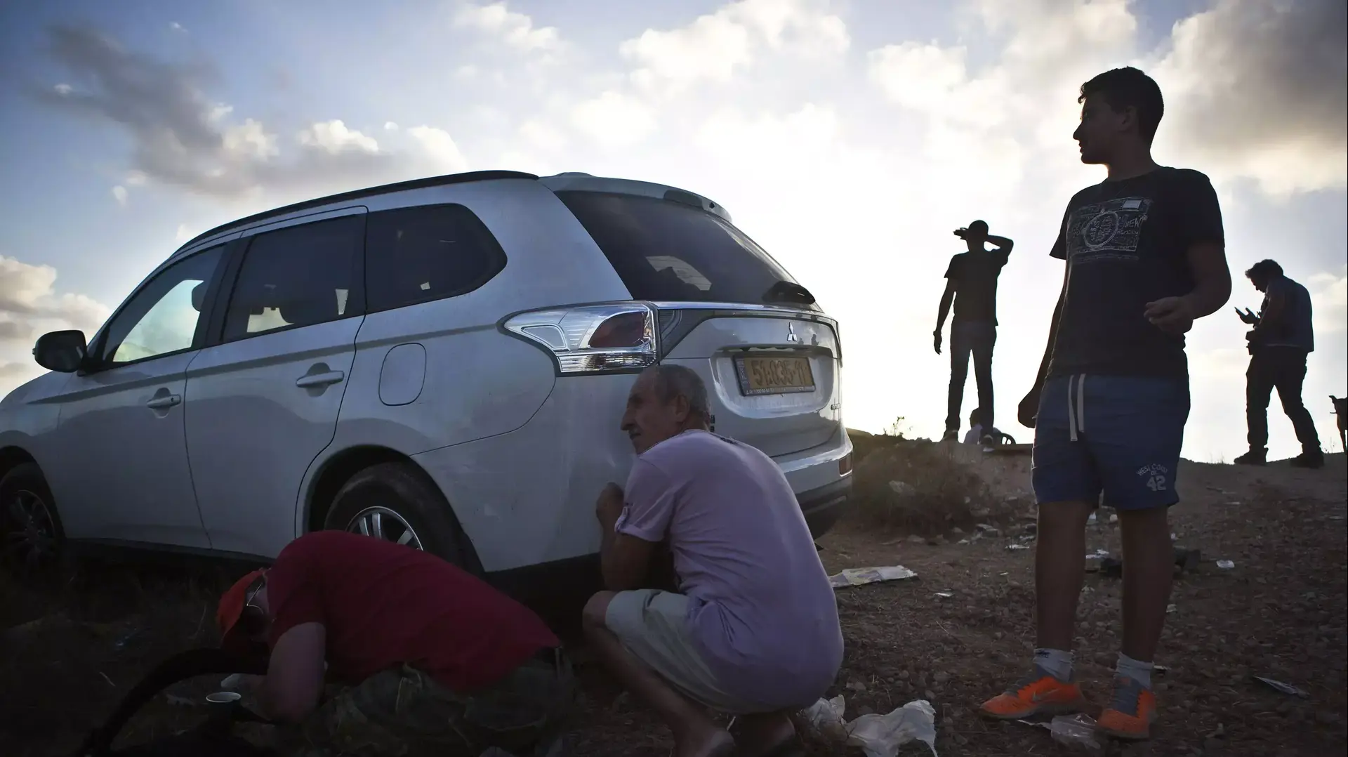 ישראלים צופים ביירוטי כיפת ברזל 13 ביולי 2014 ישראלים צופים ביירוטי כיפת ברזל 13 ביולי 2014