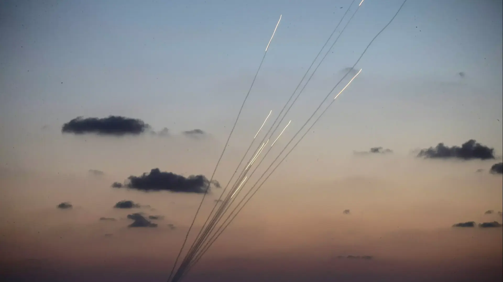 שיגורי רקטות מצפון רצועת עזה במהלך מבצע צוק איתן 13 ביולי 2014 שיגורי רקטות מצפון רצועת עזה במהלך מבצע צוק איתן 13 ביולי 2014