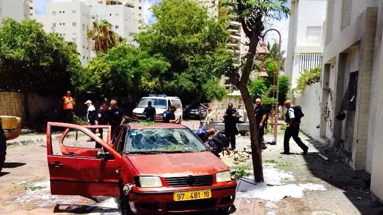 רקטה שנורתה מרצועת עזה פגעה בחצר בית באשדוד