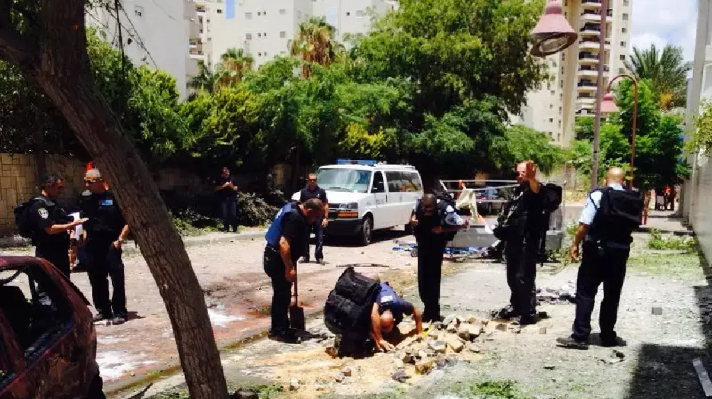 רקטה שנורתה מרצועת עזה פגעה בחצר בית באשדוד