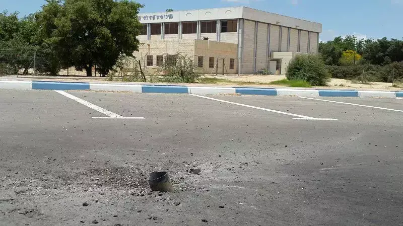 רקטה התפוצצה בחניית בית ספר במועצה האזורית אשכול. 14 ביולי 2014 רקטה התפוצצה בחניית בית ספר במועצה האזורית אשכול. 14 ביולי 2014