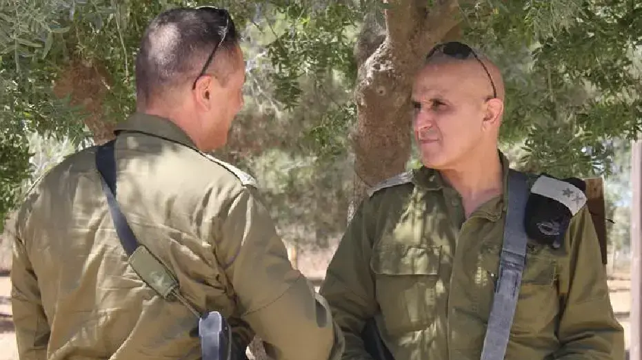 סיור של אלוף פיקוד הדרום, סמי (שלמה) תורג?מן, בשטחי הכינוס של החטיבות המוכנות לשלב הקרקעי, יולי 2014