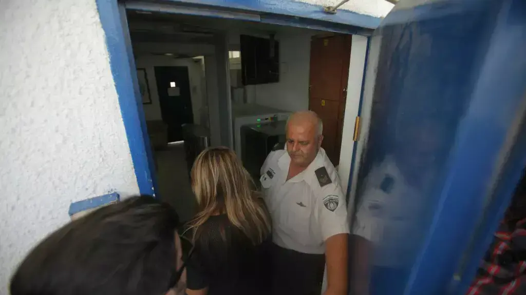 שולה זקן בכניסה לבית הכלא נווה תרצה 15 ביולי 2014 שולה זקן בכניסה לבית הכלא נווה תרצה 15 ביולי 2014