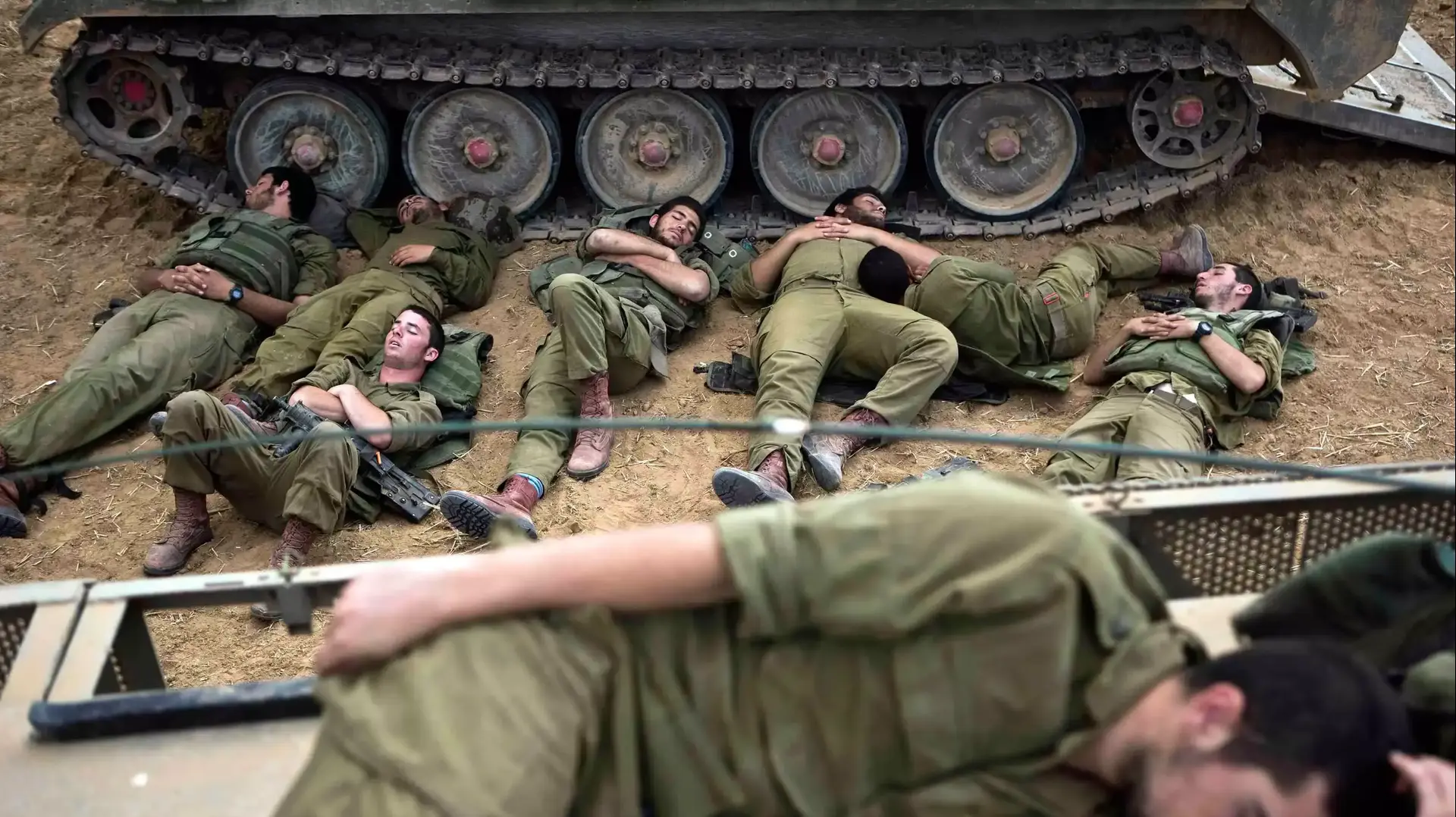 חיילי צה"ל מנמנמים על גבול רצועת עזה במסגרת מבצע צוק איתן - 15 ביולי 2014 חיילי צה"ל מנמנמים על גבול רצועת עזה במסגרת מבצע צוק איתן - 15 ביולי 2014