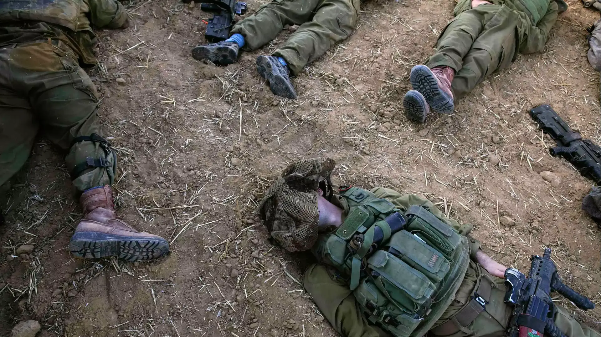 חיילי צה"ל מנמנמים על גבול רצועת עזה במסגרת מבצע צוק איתן - 15 ביולי 2014 חיילי צה"ל מנמנמים על גבול רצועת עזה במסגרת מבצע צוק איתן - 15 ביולי 2014