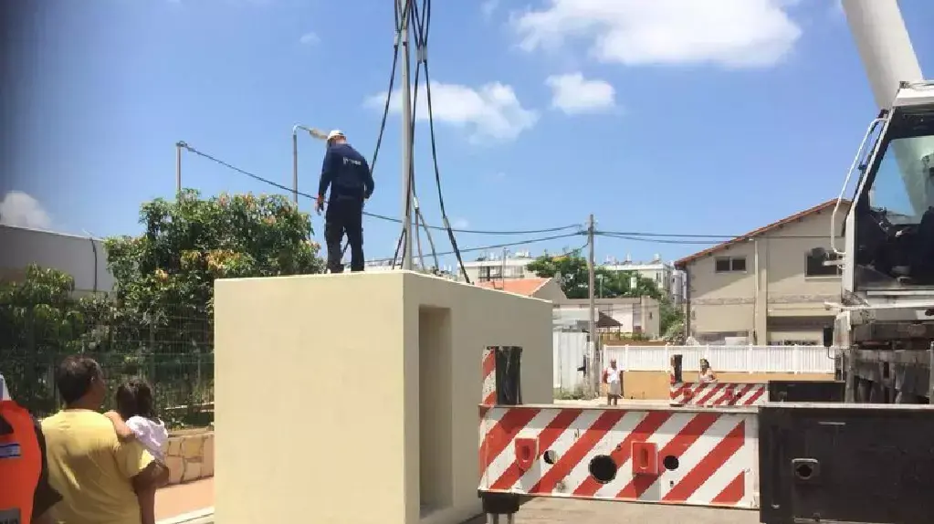 הצבת מיגונית ראשונה באשדוד, יולי 2014 הצבת מיגונית ראשונה באשדוד, יולי 2014