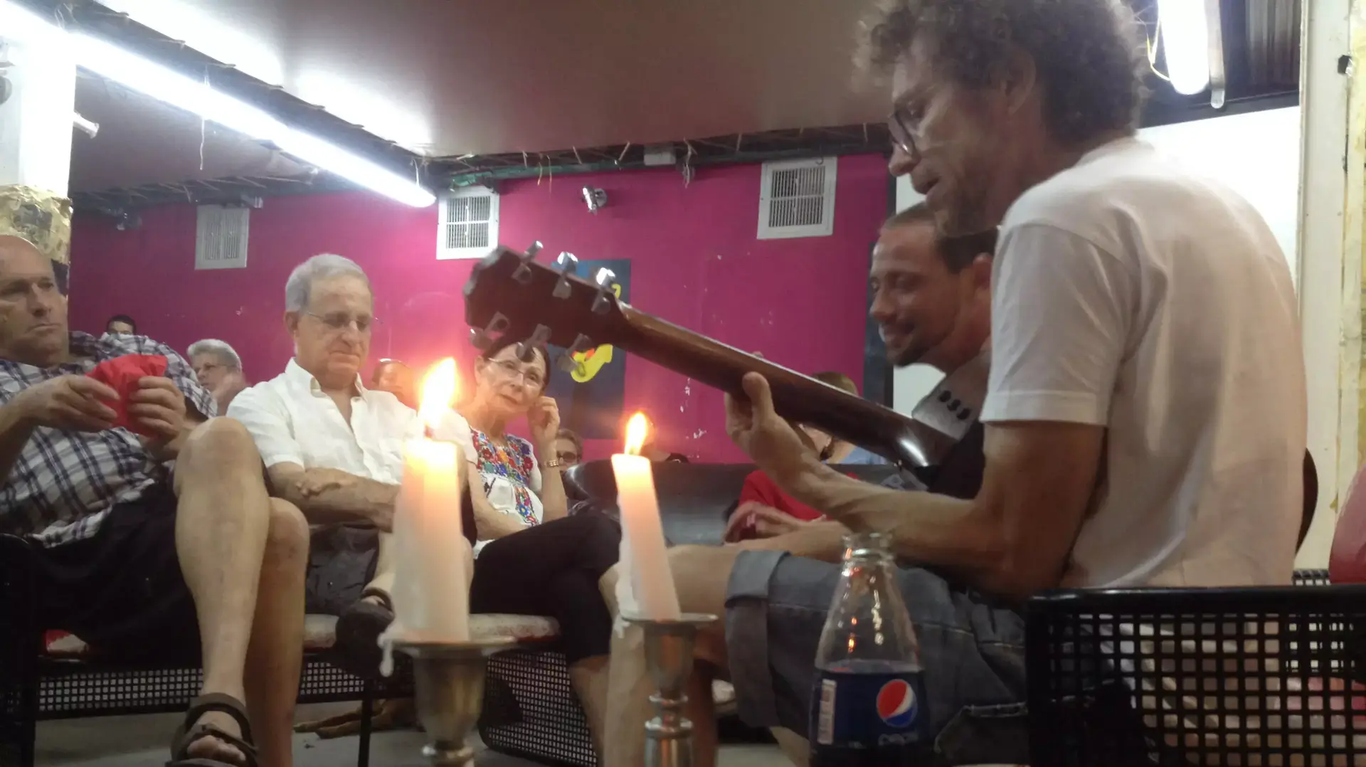 ירמי קפלן וג'קו אייזנברג מופיעים בפני קשישים בכפר עזה בעת מבצע צוק איתן ירמי קפלן וג'קו אייזנברג מופיעים בפני קשישים בכפר עזה בעת מבצע צוק איתן