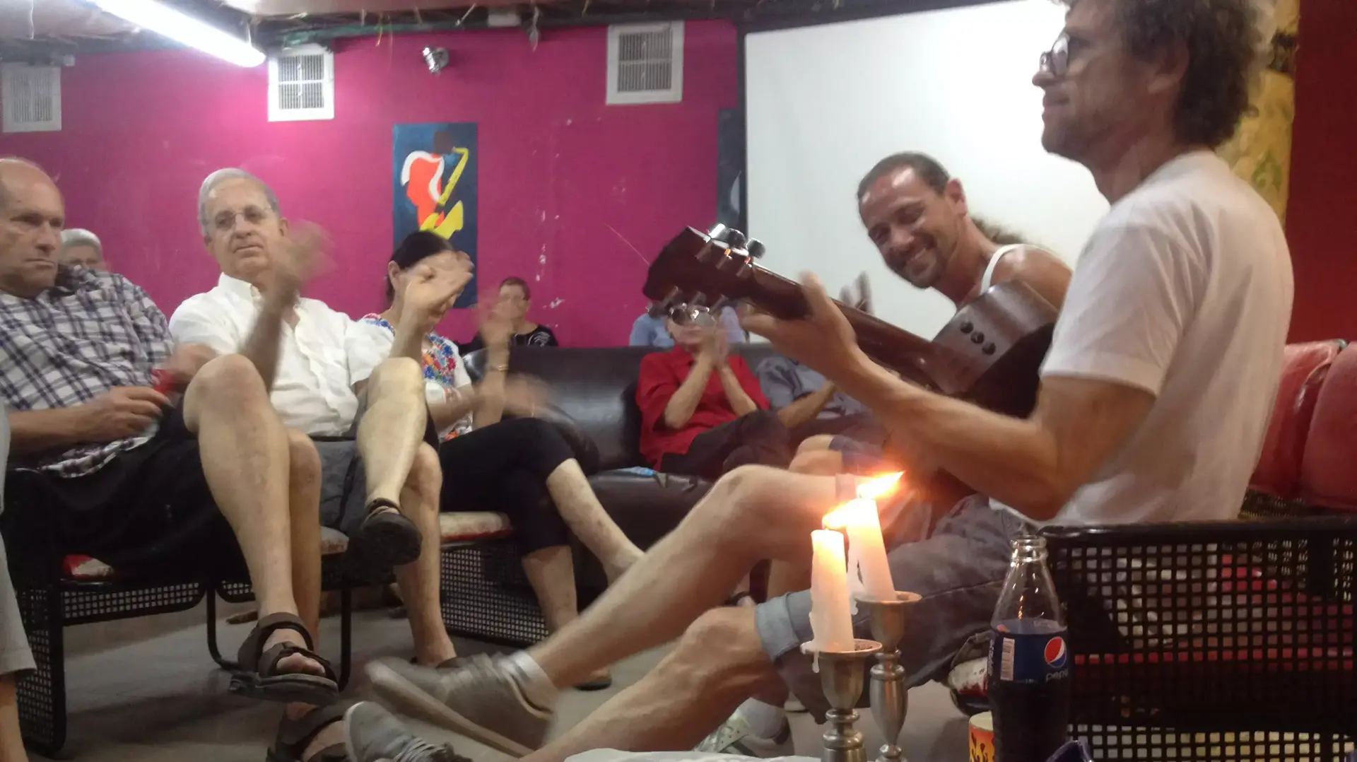 ירמי קפלן וג'קו אייזנברג מופיעים בפני קשישים בכפר עזה בעת מבצע צוק איתן ירמי קפלן וג'קו אייזנברג מופיעים בפני קשישים בכפר עזה בעת מבצע צוק איתן