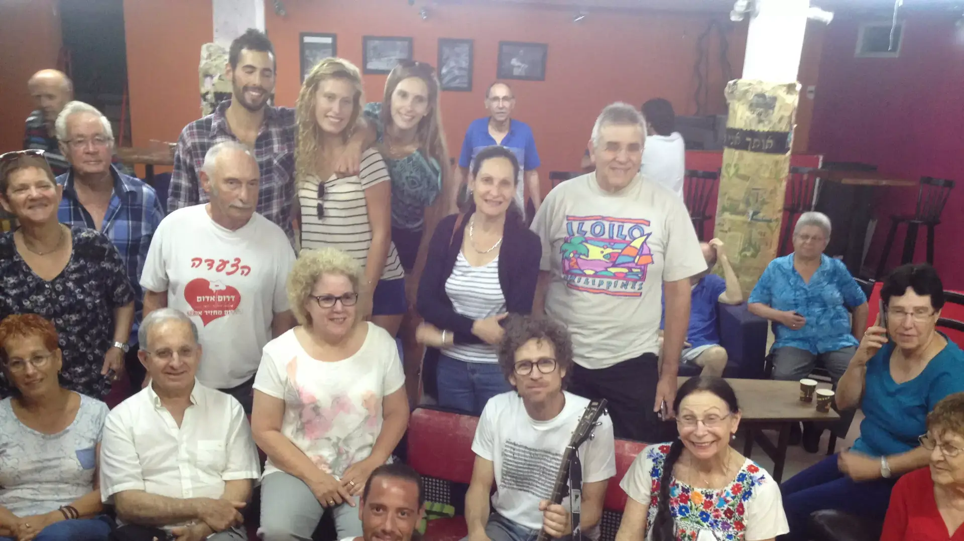 ירמי קפלן וג'קו אייזנברג מופיעים בפני קשישים בכפר עזה בעת מבצע צוק איתן ירמי קפלן וג'קו אייזנברג מופיעים בפני קשישים בכפר עזה בעת מבצע צוק איתן