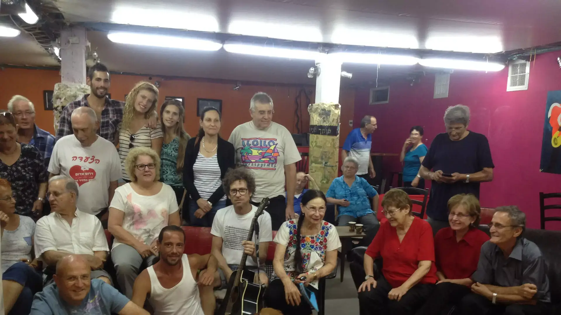 ירמי קפלן וג'קו אייזנברג מופיעים בפני קשישים בכפר עזה בעת מבצע צוק איתן ירמי קפלן וג'קו אייזנברג מופיעים בפני קשישים בכפר עזה בעת מבצע צוק איתן