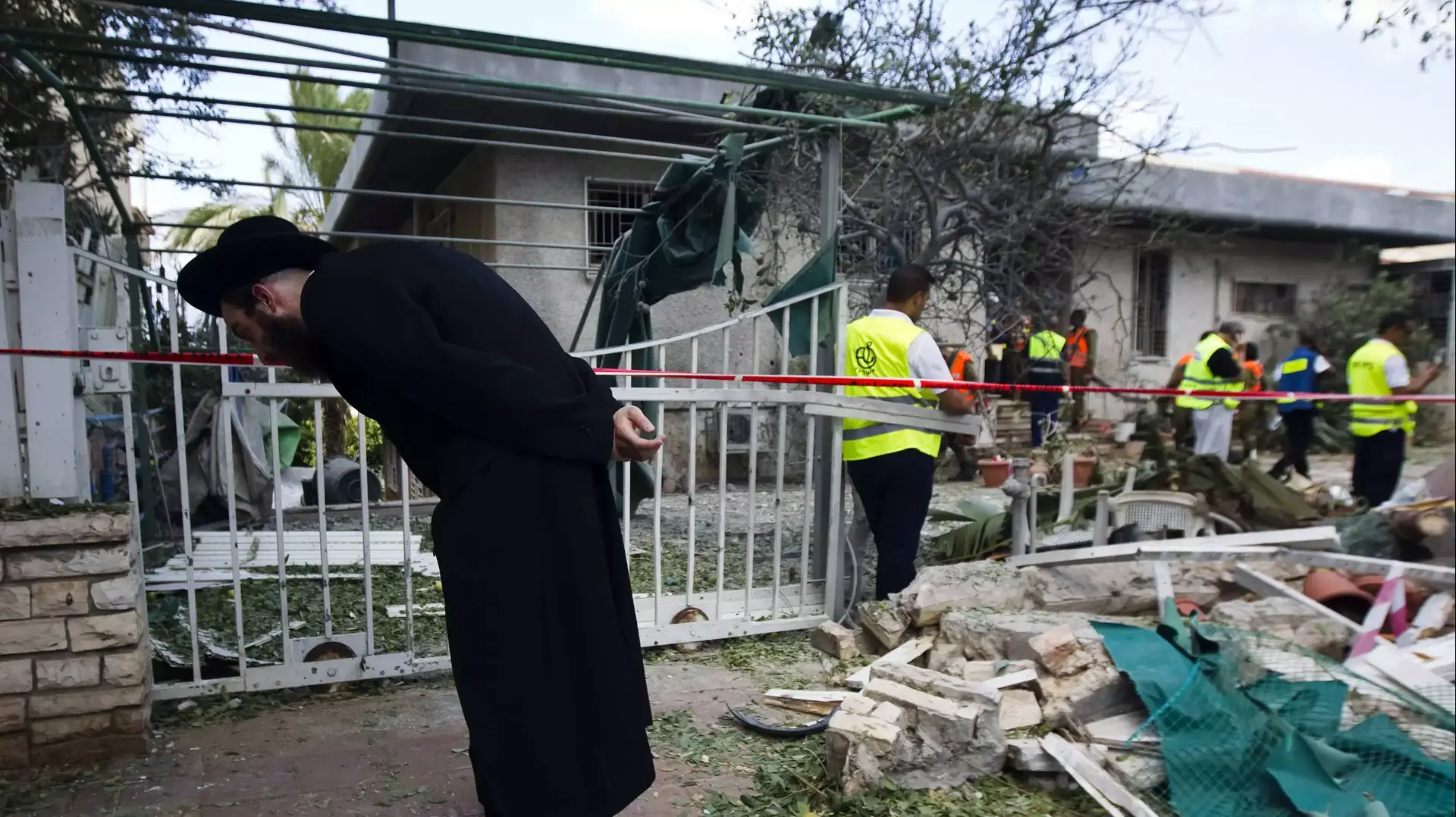 חיילים בזירת נפילת רקטה באשדוד, מבצע צוק איתן, יולי 2014 חיילים בזירת נפילת רקטה באשדוד, מבצע צוק איתן, יולי 2014