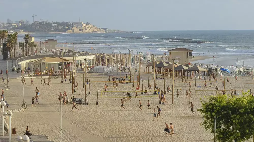 אנשים רצים בחוף הים בתל אביב בזמן האזעקה. יולי 2014