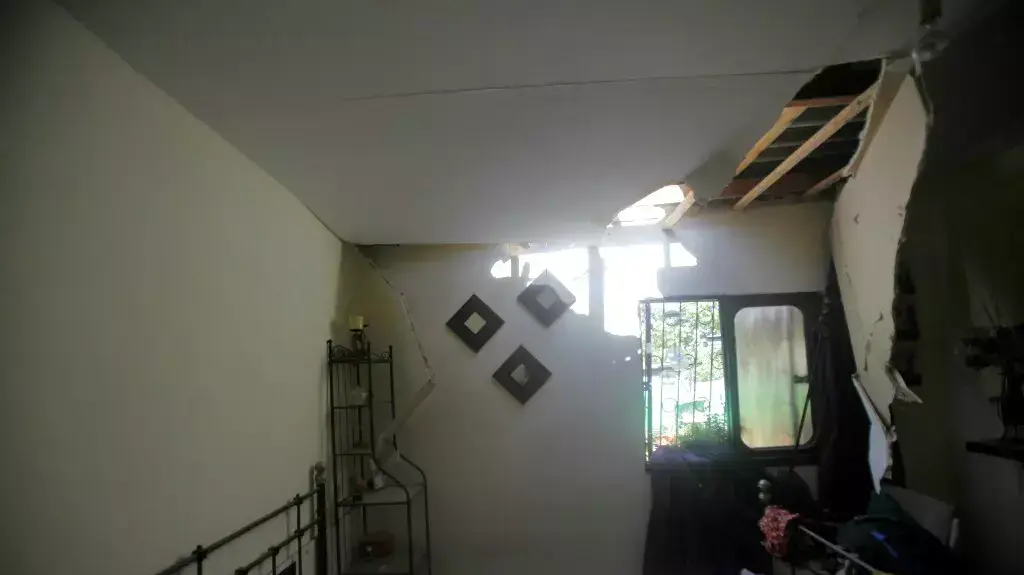 פגיעת שברי רקטה בבית בדרום תל אביב. יולי 2014 פגיעת שברי רקטה בבית בדרום תל אביב. יולי 2014